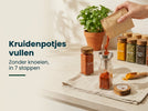 Kruidenpotjes vullen zonder knoeien: trechter, strooidop en de juiste vulhoogte