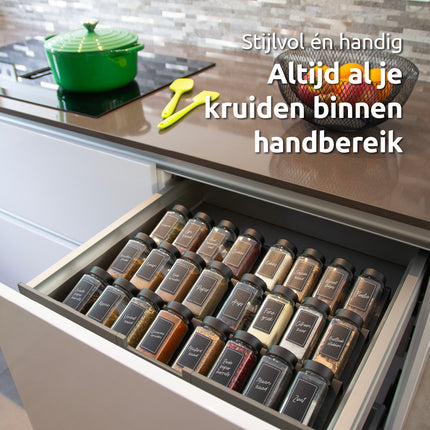 Keukenlade met 24 George Napoli kruidenpotjes op plateaus, altijd binnen handbereik